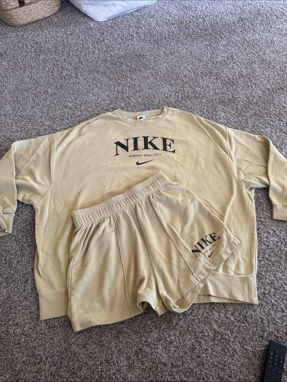 Nike Essential fleece Oversized retro logo crewneck and shorts size medium - Picture 1 of 11
